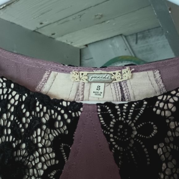 gimmicks top - Picture 2 of 3